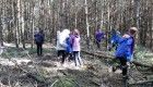 Uczniowie klas II i III sprzątają las.