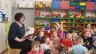 Grupy przedszkolne - Pani Lidia Kaczor czyta utwory dzieciom.