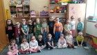 Zdjęcie przedstawia grupę 4,5-latków podczas obchodzenia dnia w okularach przeciwsłonecznych.