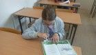 Uczniowie klasy szóstej czytają fragmenty książki pt. „Rany Julek!”