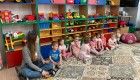 Dzieci z grupy Biedronek słuchają opowieści o Poli.