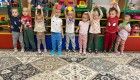 Zdjęcie przedstawia dzieci z grupy „Biedronki” w Międzynarodowym Dniu Kropki.