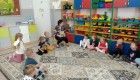 Zdjęcie przedstawia Panią Lidię Kaczor czytającą bajkę pt. „Franklin uczy się współpracy" oraz dzieci z grupy Motylków, Jeżyków i Biedronek.