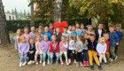 Przedszkolaki z grupy Biedronek oraz Jeżyków podczas akcji „Przytul się do drzewa”.