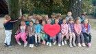 Przedszkolaki z grupy Jeżyków podczas akcji „Przytul się do drzewa”.
