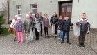Uczniowie klasy trzeciej biorący udział w ogólnopolskiej akcji #SprzątamyDlaPolski.