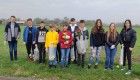 Uczniowie klasy ósmej A biorący udział w ogólnopolskiej akcji #SprzątamyDlaPolski.