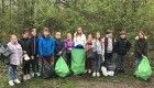 Uczniowie klasy czwartej biorący udział w ogólnopolskiej akcji #SprzątamyDlaPolski.