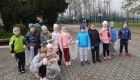 Uczniowie klasy pierwszej biorący udział w ogólnopolskiej akcji #SprzątamyDlaPolski.