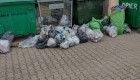 Zdjęcie przedstawia worki z zebranymi śmieciami.