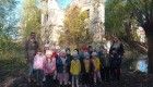Przedszkolaki poznają historię związaną z zamkiem w Czerninie.