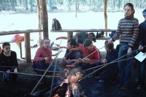 Uczniowie klasy pierwszej gimnazjum na polanie leśnej pod Sułkowem